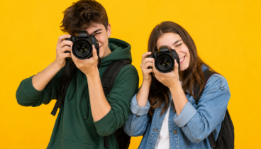 Ein Junge und ein Mädchen fotografieren mit einer Spiegelreflexkamera.